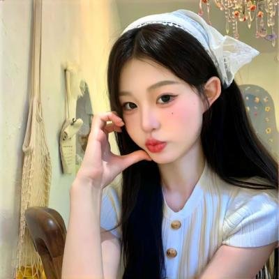 她背后的那双手